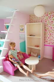 Diy Tutoriel Pour Fabriquer Une Maison De Barbie Dessine Moi Un Prenom En 2020 Maison Barbie Maison De Poupee En Carton Meubles Maison De Poupee
