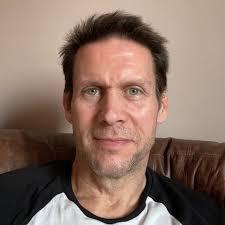 Going to the mall as a 90s kid was LIT. Back when rain sticks ruled at  Natural Wonders, Hot Topic was “scary” and the Orange Julius was flowing…