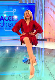 Femeia a intrat dezbrăcată în platou, alergând, și a aruncat cu un bolovan spre mirela vaida, în timp ce striga: Mirela Vaida AtacatÄƒ De Fanii Acces Direct DupÄƒ Ce Emisiunea A Fost SuspendatÄƒ Din Cauza Covid 19 Eu Nu Imi Pun ViaÈ›a SÄƒnÄƒtatea È™i Familia In Pericol Ca SÄƒ Fac Regii