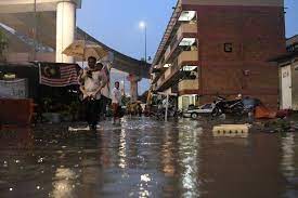 Kampung baru lrt station is an underground rapid transit station, named after and serving kampung baru, kuala lumpur, in malaysia. Flash Flood Inundates Shops Near Pkns Flats In Kg Baru The Star
