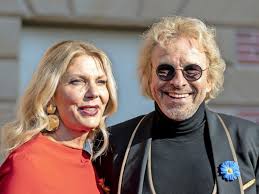 Thomas gottschalk wird als sohn eines rechtsanwaltes am 18. Gottschalk Zeigt Seine Neue Freundin An Dem Ort Wo Sich Beide Kennenlernten