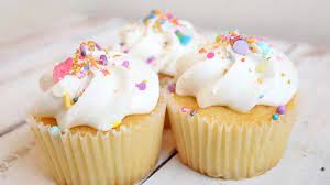 Avec un batteur électrique battez le beurre en crème. Cupcakes Pour Chiens Recette Facile Pour Les Anniversaires The Dog People By Rover Com