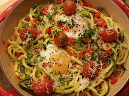 Courgette Spaghetti Met Gebakken Eitjes Lekker Tafelen Courgette Spaghetti Recept Courgette Spaghetti Courgette