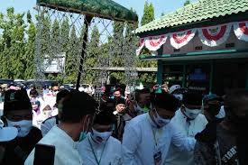 Menjadi satpol pp mungkin salah satu impian kamu. Sebelum Daftar Ke Kpu Gresik Pasangan Qosim Alif Santuni Anak Yatim Halaman All Kompas Com