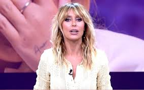 Emma García desmonta el discurso de Rocío Flores en '¡De viernes!': "Sería esquizofrénico este planteamiento" - FormulaTV