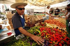 Weiser and friends throw a farm feast; Melisse honors mentors