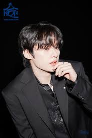 Stray Kids(스트레이 키즈) "合 (HOP)" Bang Chan & Lee Know 𝗪𝗮𝗹𝗸𝗶𝗻 𝗢𝗻  𝗪𝗮𝘁𝗲𝗿 👔 2024.12.13 FRI 2PM (KST)