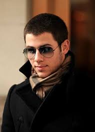 A que junto mas de 6.000 personas que les gusta la canción Introducing me.