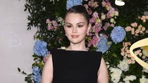 Ashlee Louise - Hot Chrissy Helps Ashlee Gush All Over the Window