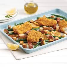 La Cuisson Sur La Plaque Est Le Nec Plus Ultra Du Repas Tout En Un Pret A Regaler La Famille Ces Filets De Poisson Enrobes D Une Ch Food Easy Meals Yummy Food