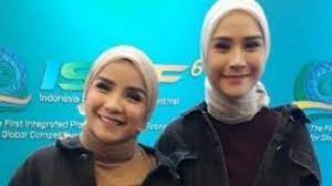 See all formats and editions hide other formats and editions. Zaskia Adya Mecca Puluhan Desainer Pamerkan Busana Muslim Di Isef 2019
