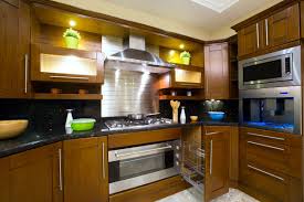مساحة مطبخ مثالية مع شكل كلاسيكى باللون كلاسيكى من كيتشا ديزاين Kitchen Home Decor Kitchen Cabinets