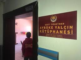 Başkan erbaş, kitap görünümlü mimarisi ve bölgenin en büyük kütüphanesi olan şehit şenay aybüke yalçın i̇l halk kütüphanesi'nde çocuklar ve gençlerle sohbet etti. Kutahya Nin Tavsanli Ilcesine Ultraslan Uni Dumlupinar Facebook