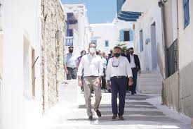 Στην αστυπάλαια θα τριγυρίζεις στα στενά σοκάκια κάτω απ' το κάστρο, θα αράζεις στους μύλους ακριβώς κάτω απ' τη χώρα, και προς το λιβάδι βρίσκεται το μαγαζάκι, παραλία με λευκό βότσαλο. Cax49nz0xgritm