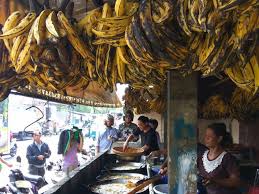Satu buah pisang tanduk bakal dibelah menjadi dua sebelum akhirnya dibalut dengan adonan tepung terigu, lalu digoreng. 5 Kekhasan Pisang Goreng Tanduk Mpo Nur Jajanan Hits Kota Jakarta