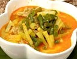 Lebaran memang identik dengan kehadiran ketupat sebagai hidangan utamanya. Cara Membuat Ketupat Sayur Betawi Komplit Resep Masakan Indonesia