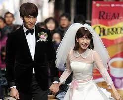 When asked about marriage during the press conference for the drama at imperial palace hotel in gangnam on january 21, song ji hyo shared, i think marriage is something you just do or don't do. News Videos Song Ji Hyo And Choi Jin Hyuk Are A Runaway Bride And Groom In Bts Video For Er Man And Woman Poster Making Of The Heirs