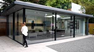Minimal Windows In Action At The Amersham Showroom Video Porches De Casas Galerias De Casas Diseno Casas Modernas