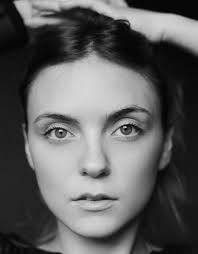 Musique : Eva Carmen Jarriau propose un titre de pop italienne