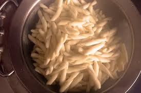 Strozzapreti Pasta Ingredienten Voor 4e Porties 1e Stuks Pastadeeg Volgens Het Basisrecept In 2020 Strozzapreti Pasta Food