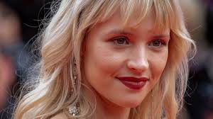 Angèle célibataire : elle officialise sa rupture avec Marie Papillon