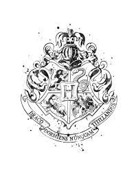 Although he was the heir of the house of black, sirius disagreed with his family's belief in blood purity and defied tradition when he was sorted into gryffindor house. Hogwarts Crest Black And White Art Print Hogwarts House Hogwartscrest Blackandwhite Print Harry Potter Itens Cadernos Harry Potter Coisas De Harry Potter