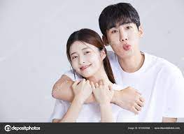 Coreano Ásia Jovem Casal Abraçando Ombros Envolvendo Ombros Torno Cada —  Foto © submission@bbtree.co.kr 672254568