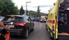 Συγκεκριμένα σύμφωνα με το proininews.gr, στην οδό αμερικανικού ερυθρού σταυρού ένα ιχ συγκρούστηκε με μηχανή που εξετράπη της πορείας της και παρέσυρε πεζούς. Otjkhxyuqilx2m