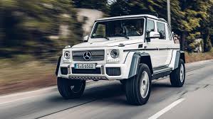 Oude auto in een tropisch landschap. Mercedes Maybach G 650 Landaulet 2017 Topgear Nederland