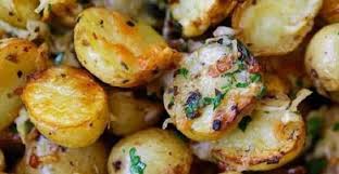 Vous Raffolerez De Ces Pommes De Terre Roties A L Ail Preparees Avec Un Melange D Herbes Et D Pommes De Terre Cuites Au Four Recettes De Cuisine Recette Pomme