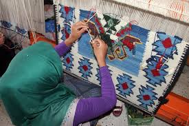 karabag kilimi igdirli kadinlara gelir kaynagi oldu igdir milli egitim ve halk egitim mudurlukleri iskur isbirligi ile kilim dokumacili ki li m egitim elsa