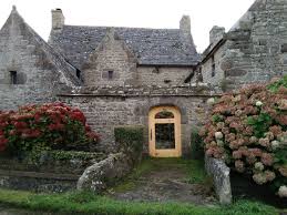 Maison De Maitre De Barque Au 9 Rue Du Spernoc A Porspoder Ces Ouvrages D Architecture Remarquable Datent Des Xvii Chalet En Pierre Le Manoir Maison De Maitre