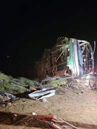 Ônibus com trabalhadores rurais tomba e deixa um morto e 39 feridos em MG