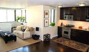 Sala comedor y cocina en un solo ambiente pequeño compartiendo habitaciones, eliminando la idea de dividir con paredes, lo cual es perfecto pues esto te añade amplitud a la zona al no haber paredes… las ideas para llevar a cabo esta decoración te va encantar. Diseno De Sala Comedor Con Ventana
