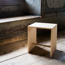 Der ulmer hocker wurde von dem schweizer architekten, künstler und designer max bill im jahre 1954 für vitra entworfen und wird heute von wb form vertrieben. Der Ulmer Hocker