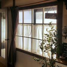 カフェ気分でオシャレに目隠し hiromiさんの窓枠diy 窓枠diy 窓枠 障子 diy