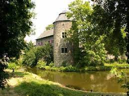 Besichtigen sie das historische bauwerk aus dem 13. Wasserburg Haus Zum Haus Ratingen Zum Haus In Ratingen