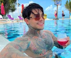 Jhonny Rivera enseñó en redes sociales a la lora que recibió en su hogar  durante unos días