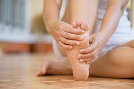 La cause la plus fréquente de cors aux pieds est la marche ou la course en chaussures mal ajustées. Cors Au Pied Comment Les Soulager Naturellement Actualites Sante Cors Au Pied Comment Les Soulager Naturellement