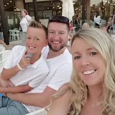 Hello, first time staying in playa blanca end of july, just my friend and  both our 2 daughters. Staying at the THB Tropical. Just wondering are there  any bars of an evening