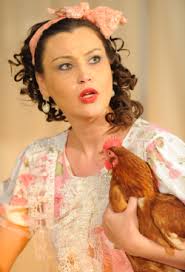 Iulia, meriti sa fii iubita! Pro Tv Iulia Albu Nu Este Singura Vedeta Cu Gaina De Companie Ce Actrita Superba De La Noi A Fost Surprinsa Cu O Inaripata