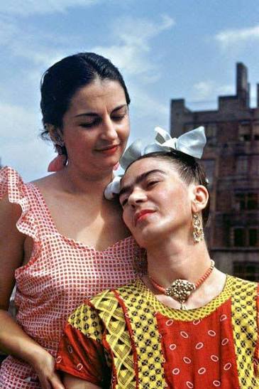 Frida e Cristina (da relação ao conflito): Como muitos sabem (ou devem  saber) Cristina Kahlo e Frida Kahlo eram irmãs,fruto do segundo casamento  do pai (Guilhermo Kahlo) com (Matilde Gonzales) .Porém a