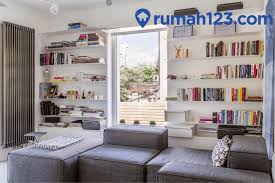 Desain rak buku di atas, memiliki sangat berbeda. 9 Desain Rak Buku Minimalis Yang Bisa Sekaligus Jadi Pajangan Lengkap Dengan Cara Menyusunnya Rumah123 Com