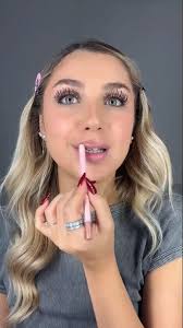 Simona Cross's Instagram, Twitter & Facebook