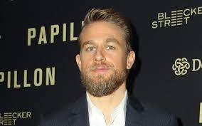 Go through this biography to get detailed information about his life, profile, career and timeline. Charlie Hunnam Yoga Auf Der Comic Con