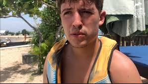 Eind juni voegt lil kleine tien tracks toe aan zijn album alleen en van die nieuwe nummers blijkt loterij (met ronnie flex) snel één van de populairste nummers te zijn. Lil Kleine Supports Free Bali Dolphins Dolphin Project