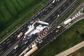 Una bmw si è schiantata contro il rimorchio di un tir e, per liberare il conducente dall'abitacolo dell'auto, si è reso necessario l'intervento di una squadra dei vigili. Camion Si Ribalta In A4 E Perde Il Carico Casello Chiuso Giornale Di Brescia
