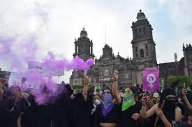 En bogotá, los colectivos llevan varias semanas preparándose para el estallido feminista nacional, que se desarrollará durante esa jornada. Los Colores Morado Y Verde Simbolo Identidad Feminista
