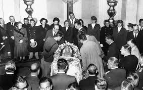Three years after eva peron's death 60 years ago, her embalmed corpse disappeared, removed by the argentinian military in the wake of a coup that deposed her husband, president juan peron. Evita Kult In Argentinien Die Entfuhrung Einer Leiche Der Spiegel