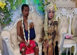 Pengantin 100 hari merupakan sebuah siri drama televisyen malaysia 2018 arahan amor rizan, dibintang oleh aiman hakim ridza, aishah azman dan amelia henderson. Pengantin 100 Hari